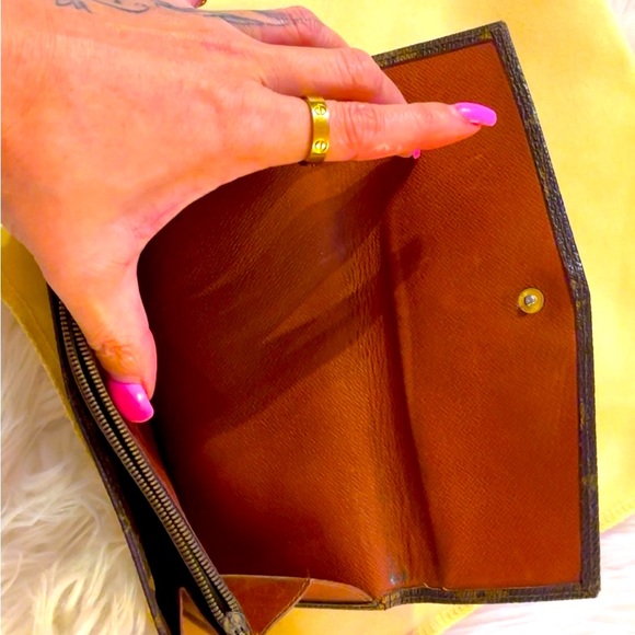 LV Sarah wallet, the call out is the zipper pull is not attached.